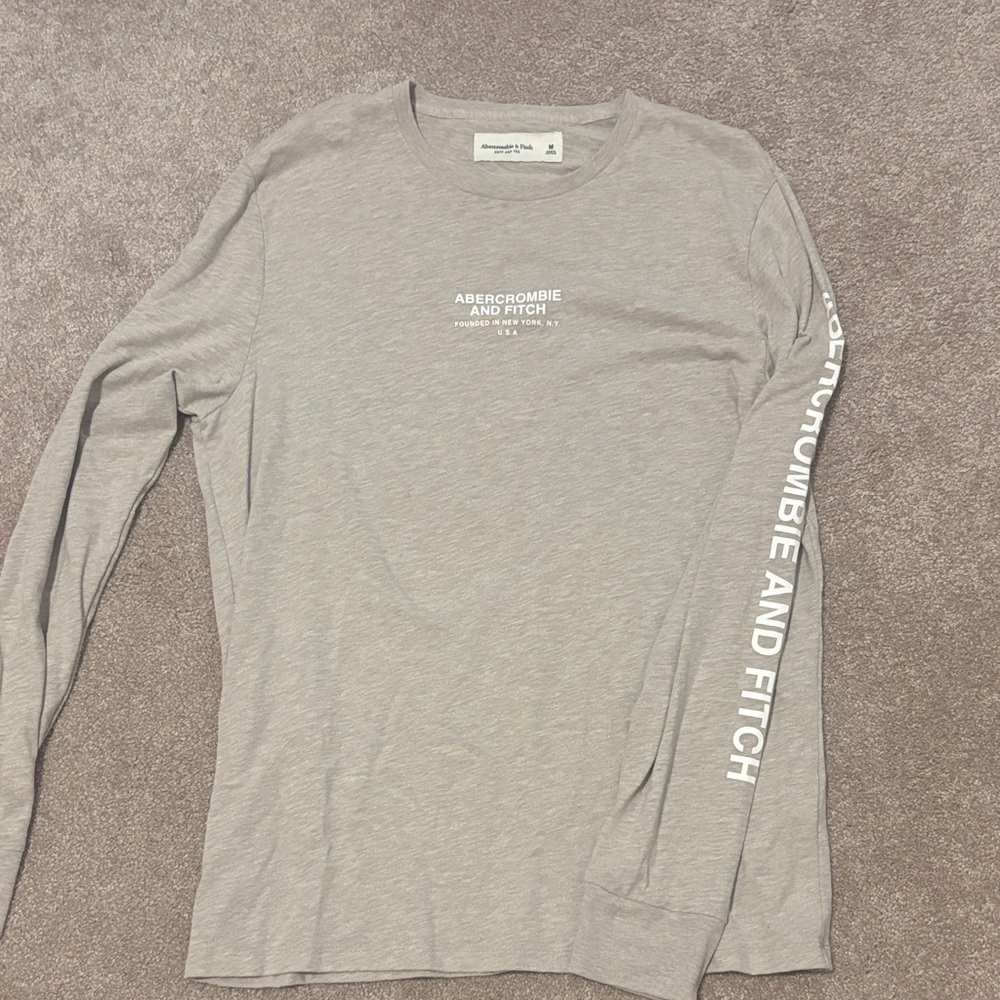Abercrombie & Fitch Light Gray Long Sleeve Tee